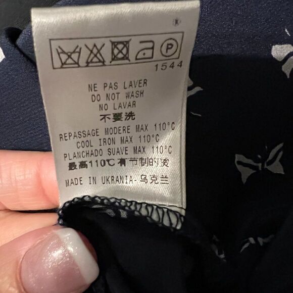 NWOT Tara Jarmon, Size 40, Sleeveless Top with bow design with front bow - Picture 5 of 6